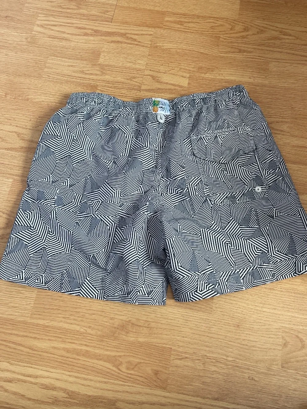 Spicy Tuna Men’s Black & White Retro 5” Inseam Lined Swim Trunks Size Large